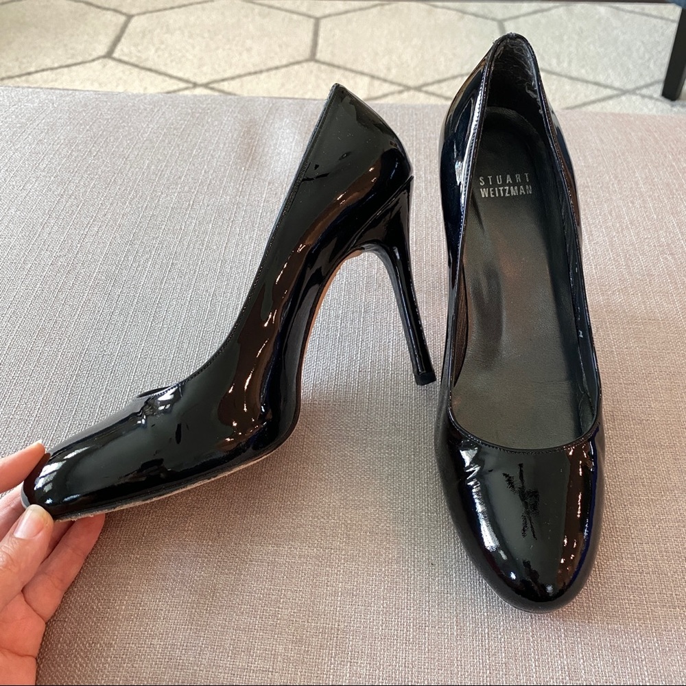 Stuart Weitzman Patent Round Toe Pump